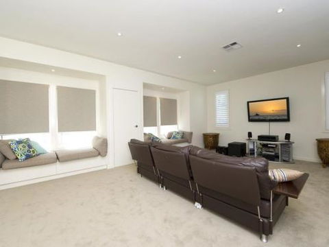 Echo Beach House 16 Reflections Dr Luxurious House With Magnificent Pool & Ducted Air - Holiday Adelaide 3