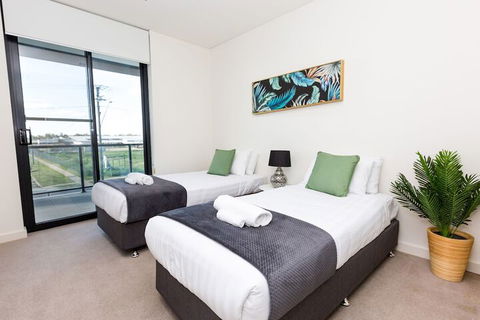 Urban Jungle In The Heart Of The CBD - Holiday Adelaide 4