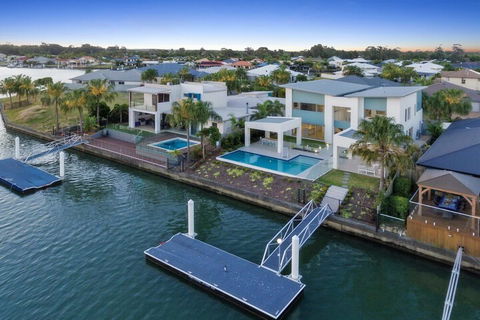 Luxury Canal Front Holiday House Raptor Pde Banksia Beach - Holiday Adelaide 1
