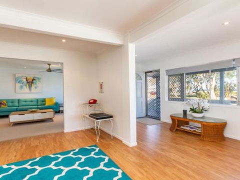 Dog Lovers Retreat Beachmere - Holiday Adelaide 4