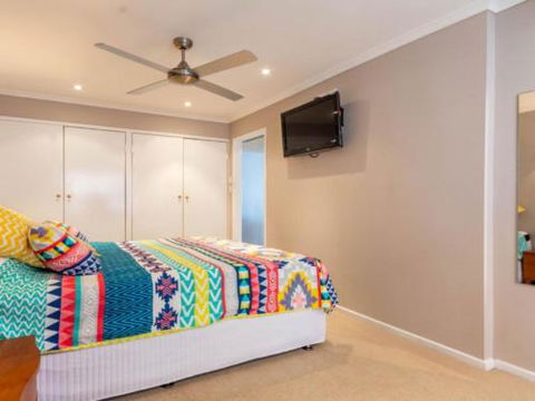 Dog Lovers Retreat Beachmere - Holiday Adelaide 6