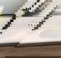 Contemporary 1BR Apartment - Near the City - Holiday Adelaide