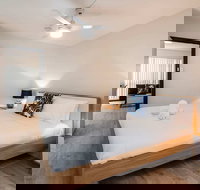 Modern 1 Bedroom Apartment Near the River and the City - Holiday Adelaide