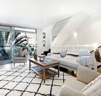 Broabdeach Sleek  Stylish Living - Holiday Adelaide