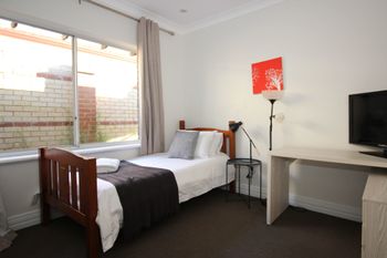 Swan View Family Home - Holiday Adelaide 0