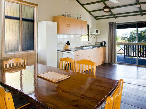 1770 Beach Accommodation Elliot Lodge - Holiday Adelaide 3