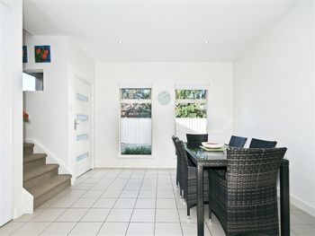 Modern Seaside Sanctuary - Holiday Adelaide 3