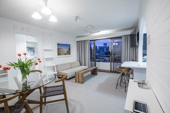 1 BR Park Breathtaking Sydney Skyline - Holiday Adelaide 0