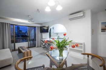 1 BR Park Breathtaking Sydney Skyline - Holiday Adelaide 4