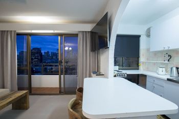 1 BR Park Breathtaking Sydney Skyline - Holiday Adelaide 6