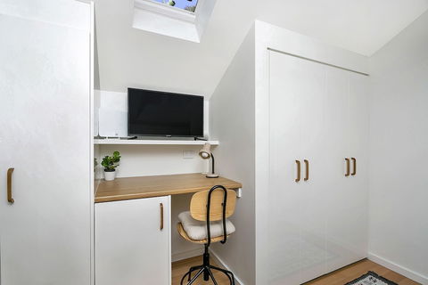 Private Garden Apartment Minutes Walk To Station NBN01 - Holiday Adelaide 1