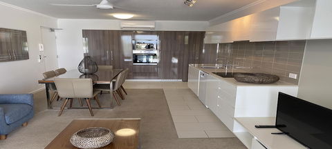 Airtrip Apartments On Carlyle St. Mackay - Holiday Adelaide 3