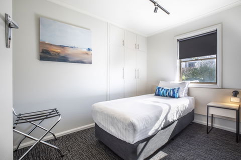 Nightcap At Riverside Hotel - Holiday Adelaide 4