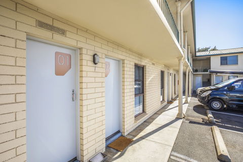 Nightcap At Riverside Hotel - Holiday Adelaide 2