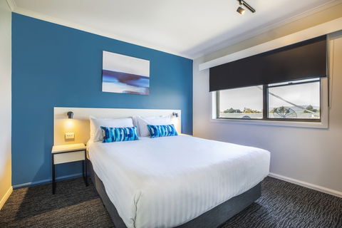 Nightcap At Riverside Hotel - Holiday Adelaide 5