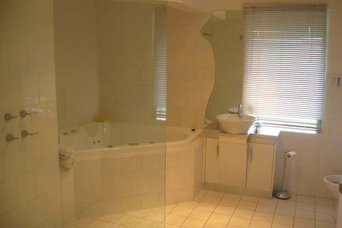 Under The Vines - Holiday Adelaide 3