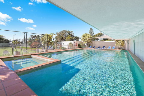 Elouera Tower Beachfront Apartments - Holiday Adelaide 4