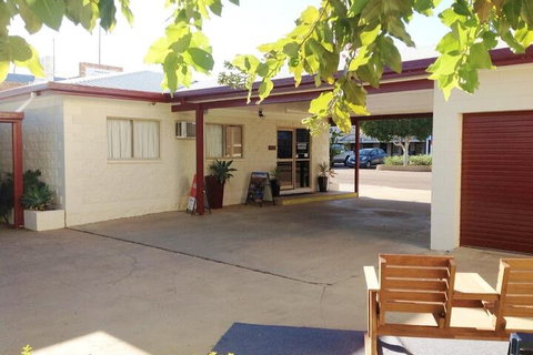 Longreach Motel - Holiday Adelaide 3
