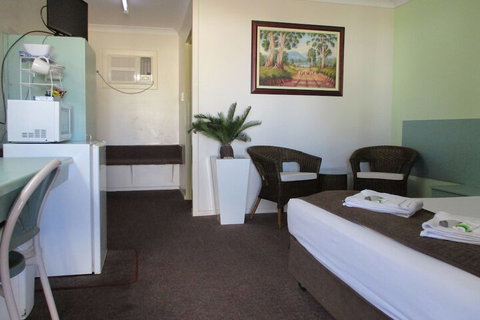 Longreach Motel - Holiday Adelaide 7