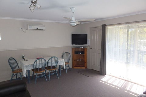 Lakes Entrance Country Cottages - Holiday Adelaide 7