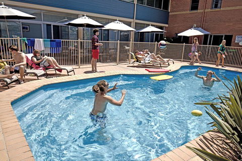 Coffs Harbour YHA Hostel / Backpackers - Holiday Adelaide 3