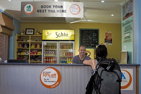 Coffs Harbour YHA Hostel / Backpackers - Holiday Adelaide 6