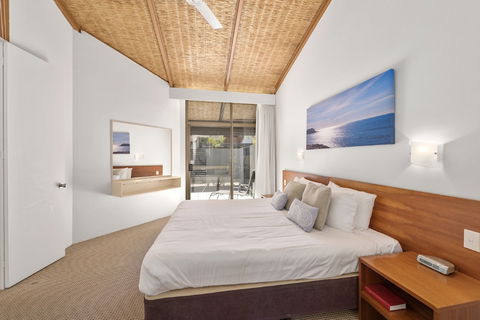Nautilus Beachfront Villas & Spa - Holiday Adelaide 0
