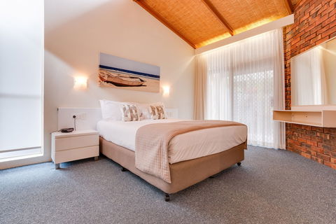 Nautilus Beachfront Villas & Spa - Holiday Adelaide 1