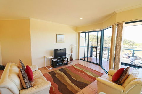 Ocean Breakers - Holiday Adelaide 1