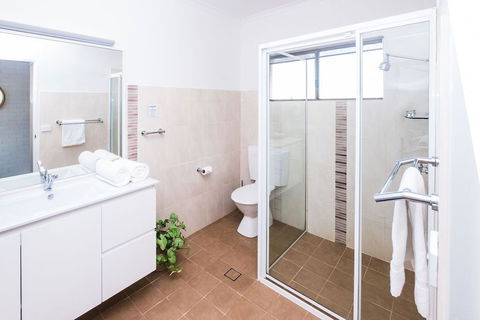 Mollymook Seascape Motel & Apartments - Holiday Adelaide 5