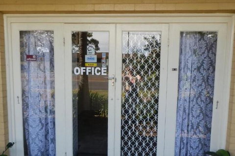 Flying Spur Motel - Holiday Adelaide 4