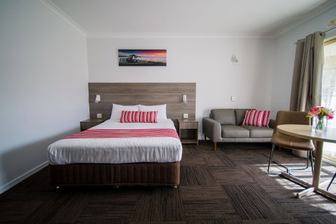 Hamiltonâ€™s Queanbeyan Motel - Holiday Adelaide 4