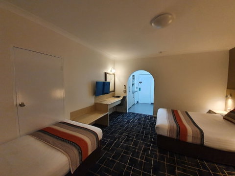 Hamiltonâ€™s Queanbeyan Motel - Holiday Adelaide 6