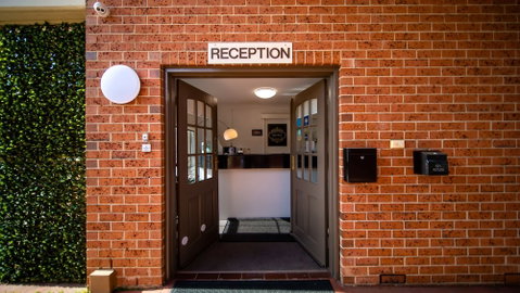 Hamiltonâ€™s Queanbeyan Motel - Holiday Adelaide 3