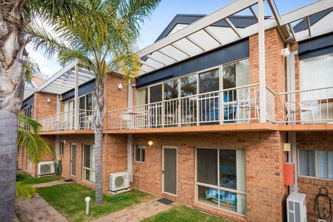 Beaches Apartments Merimbula - Holiday Adelaide 3