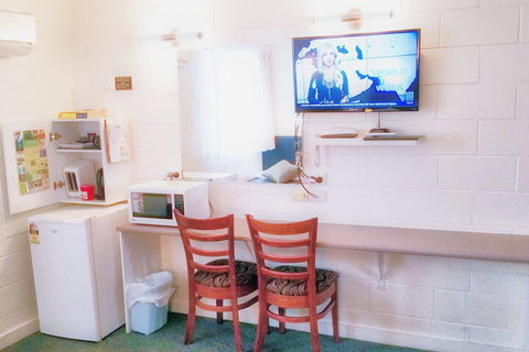 A & A Lodge Motel Emerald - Holiday Adelaide 6