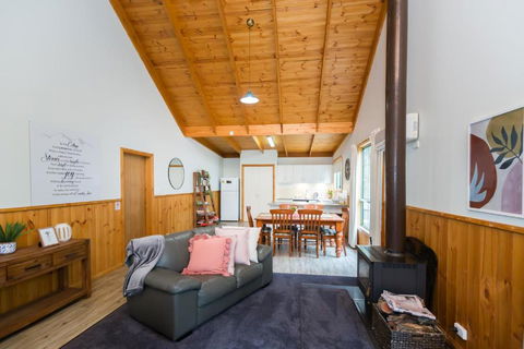 Country Lane Cottage - Holiday Adelaide 1
