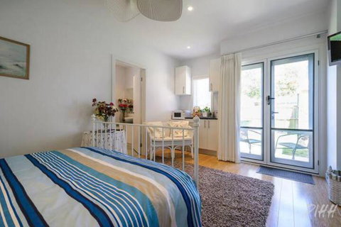 Seaside Spa Retreat - Holiday Adelaide 5