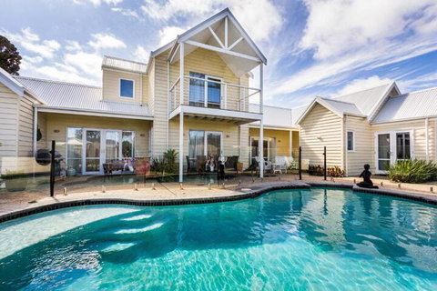 Seaside Spa Retreat - Holiday Adelaide 7