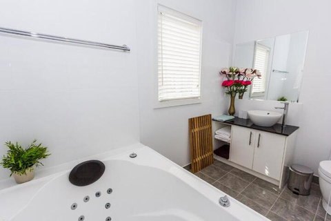 Seaside Spa Retreat - Holiday Adelaide 4