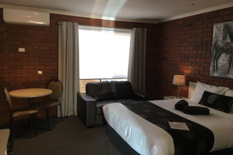 Melton Motor Inn & Apartments - Holiday Adelaide 0
