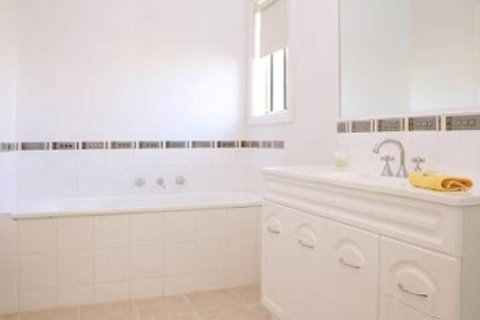 Melton Motor Inn & Apartments - Holiday Adelaide 2