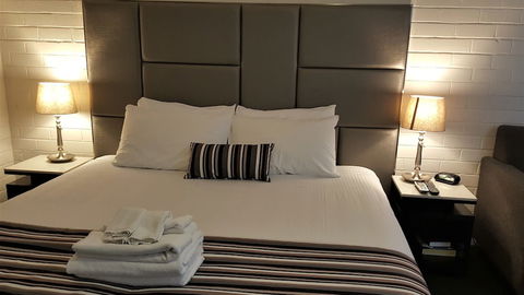 Hibiscus Lakeside Motel - Holiday Adelaide 0