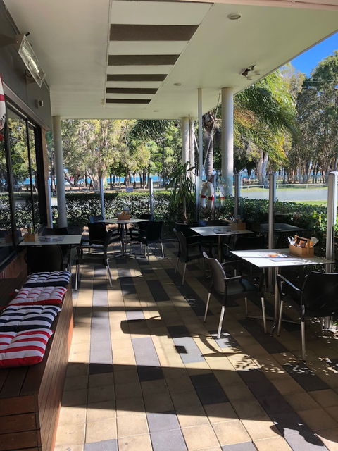 Bribie Island Hotel - Holiday Adelaide 3