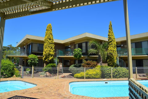 Emmanuel Holiday Apartments - Holiday Adelaide 2