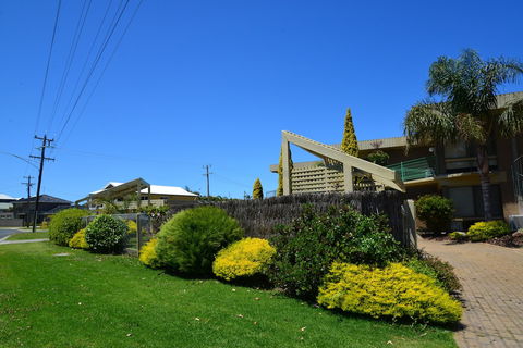 Emmanuel Holiday Apartments - Holiday Adelaide 0