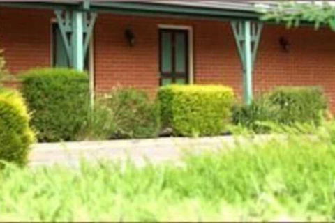 Young Federation Motor Inn - Holiday Adelaide 7