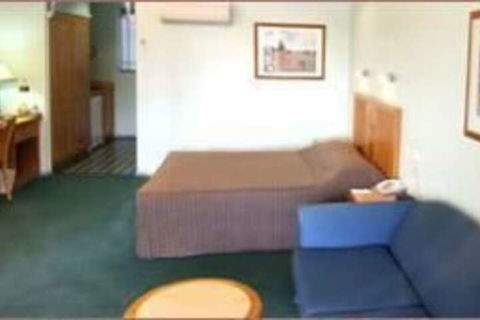 Young Federation Motor Inn - Holiday Adelaide 4