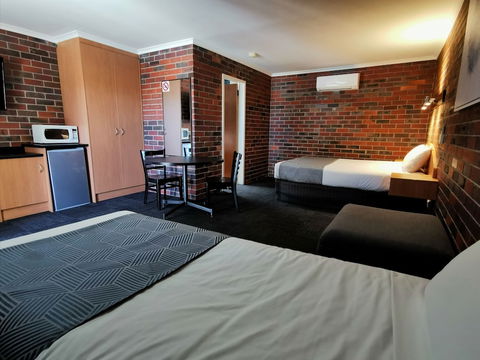Townhouse Motor Inn - Holiday Adelaide 6