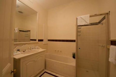 Cobb & Co House - Holiday Adelaide 3